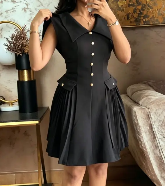 Robe de travail élégante pour femmes, col à boutons dorés, sans manches, coupe ample, style plissé. 4 Robe de travail élégante pour femmes, col à boutons dorés, sans manches, coupe ample, style plissé. 4