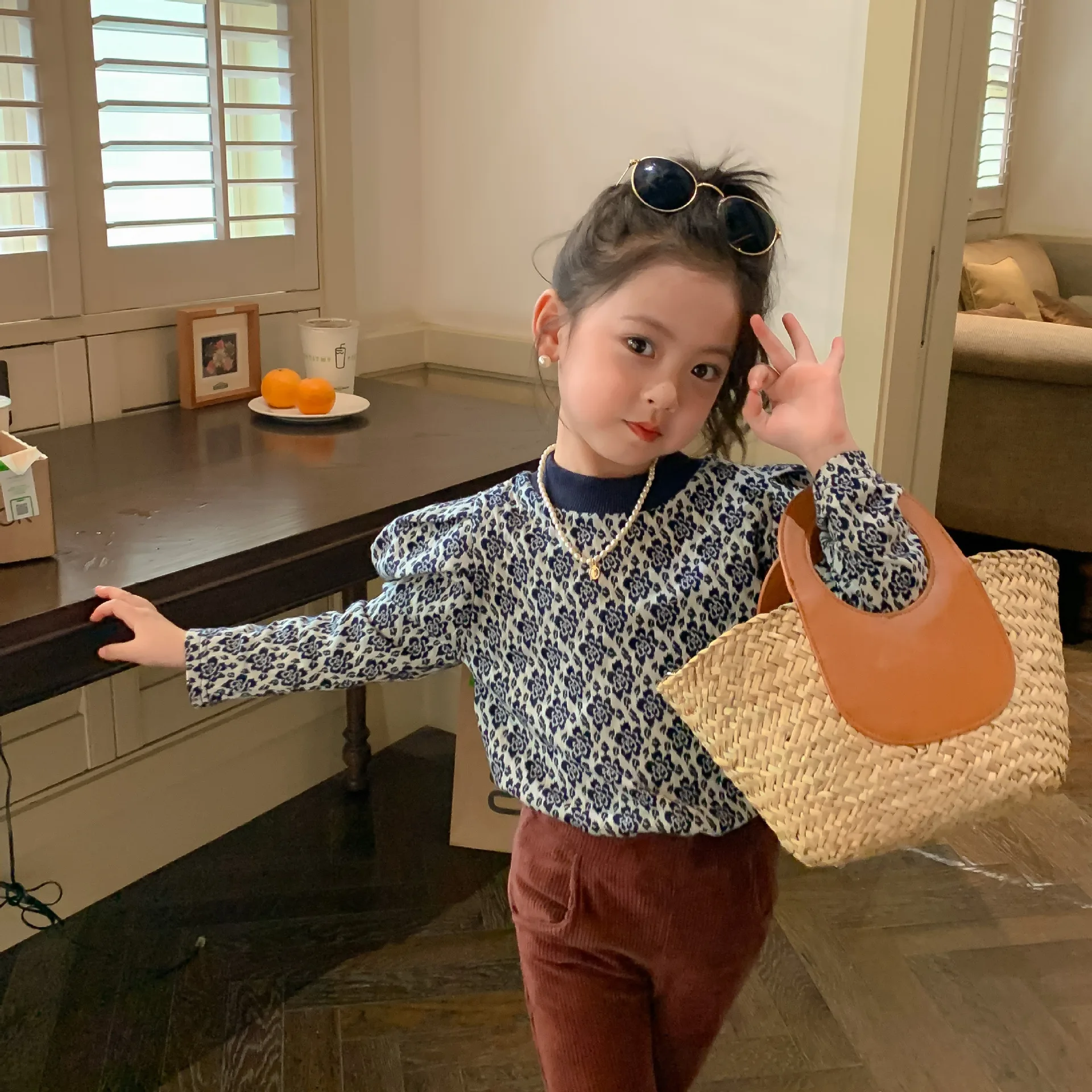

2024 Autumn And Winter New Children's Clothing Girls Retro Style Flower Puff Sleeve Bottoming Shirt Girls Top 2T-8T