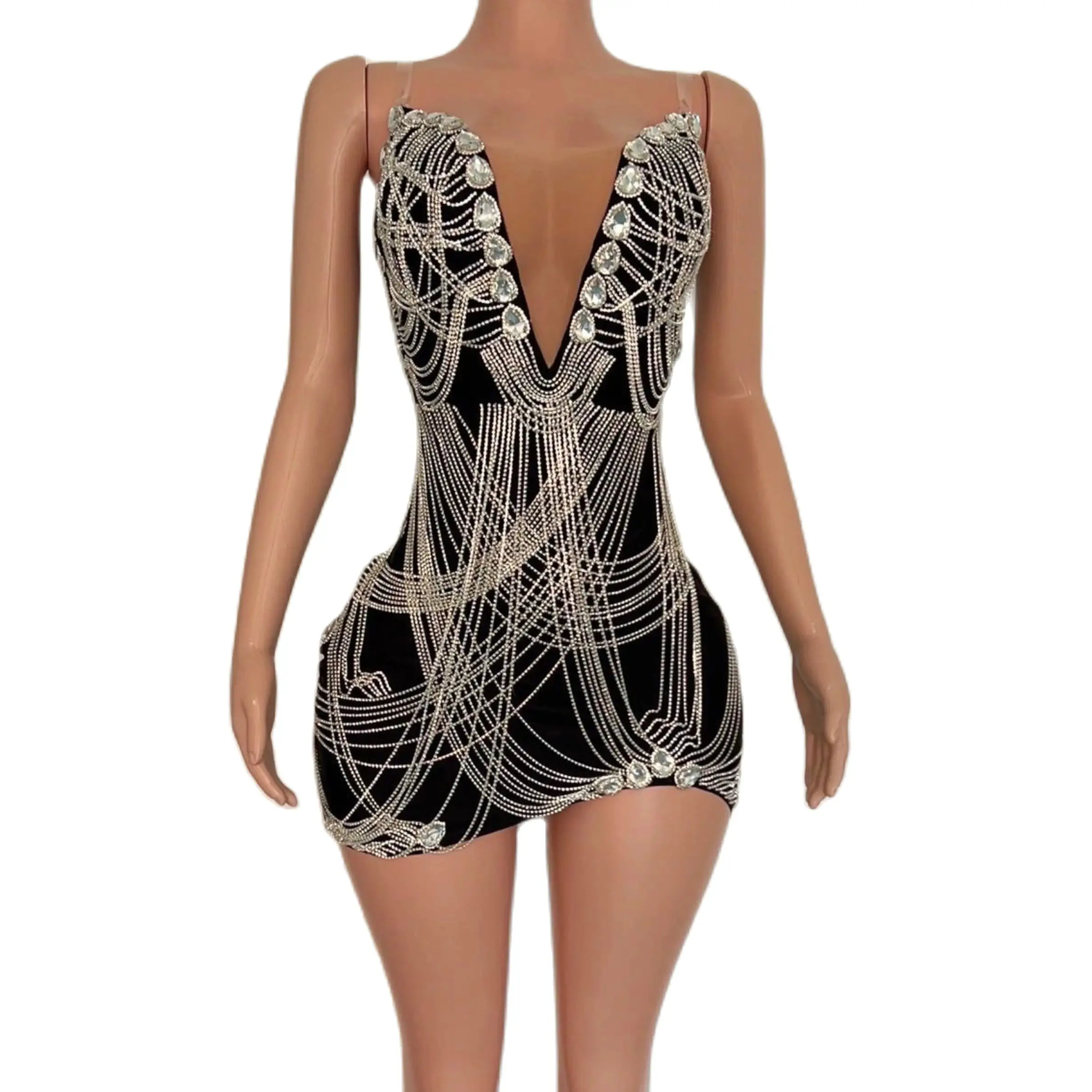 

Приталенное летнее платье на бретельках, с бриллиантами