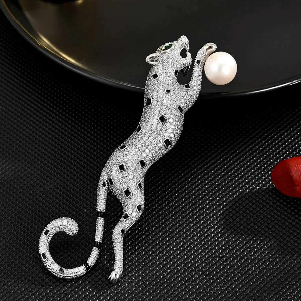 Elegant Gold Brooches Women Leopard Fine Imitation Pearl Rhinestone Animal Brooch Pin Unisex Clothing Luxury Designer Jewelry