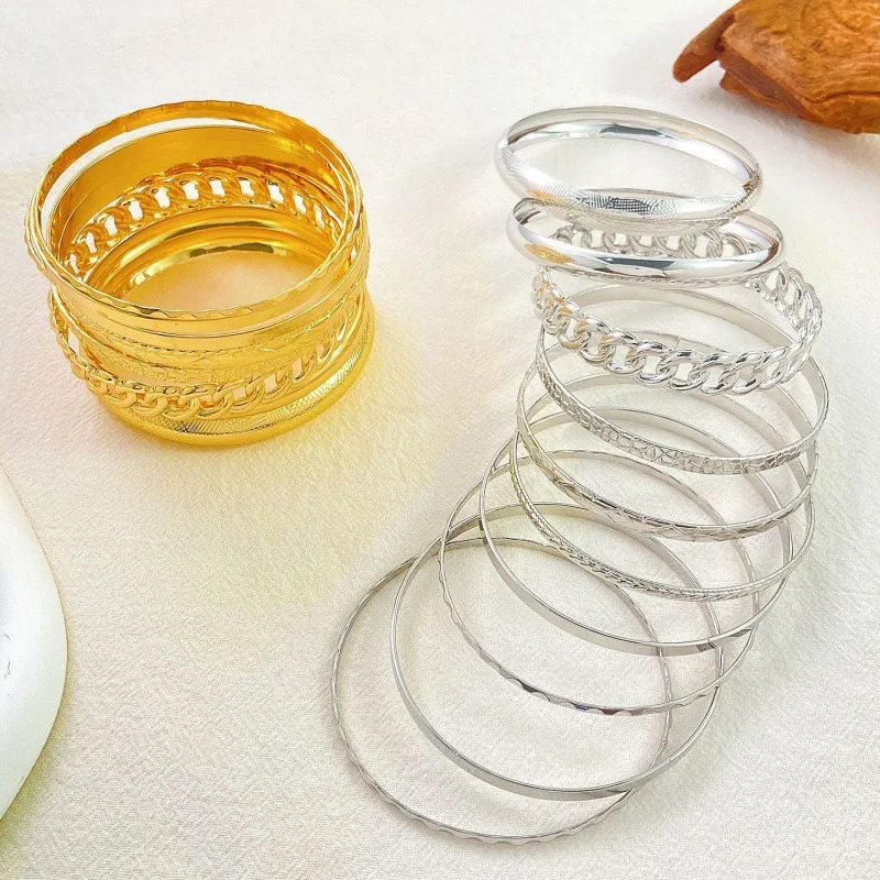 طقم أساور ذهبية متعددة بتصاميم عصرية