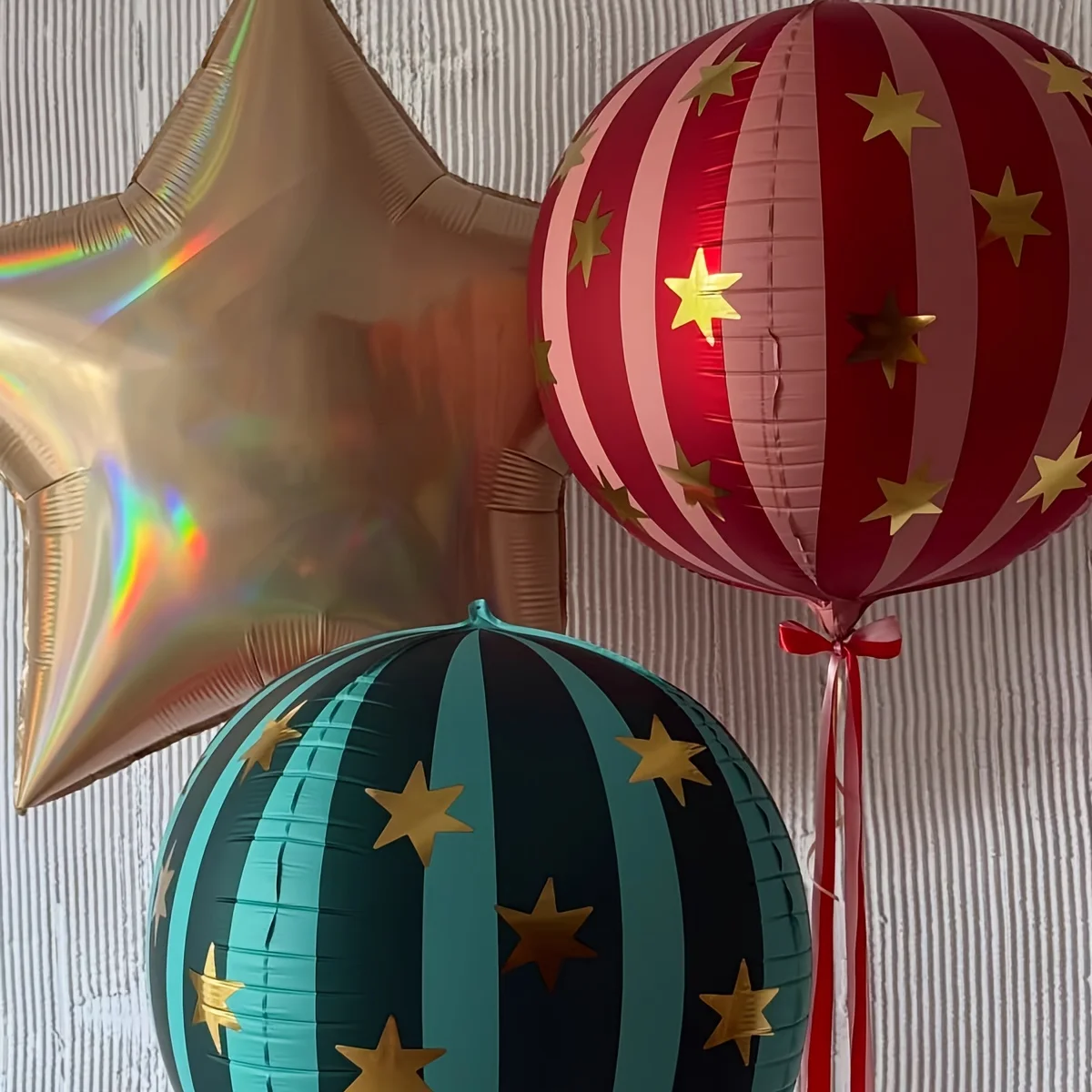 2 Stück 22 Zoll 4D-gestreifter Stern-Aluminiumfolienballon mit rot-grünen Kugeln, die in der Luft schweben kann für Weihnachten und Geburtstag