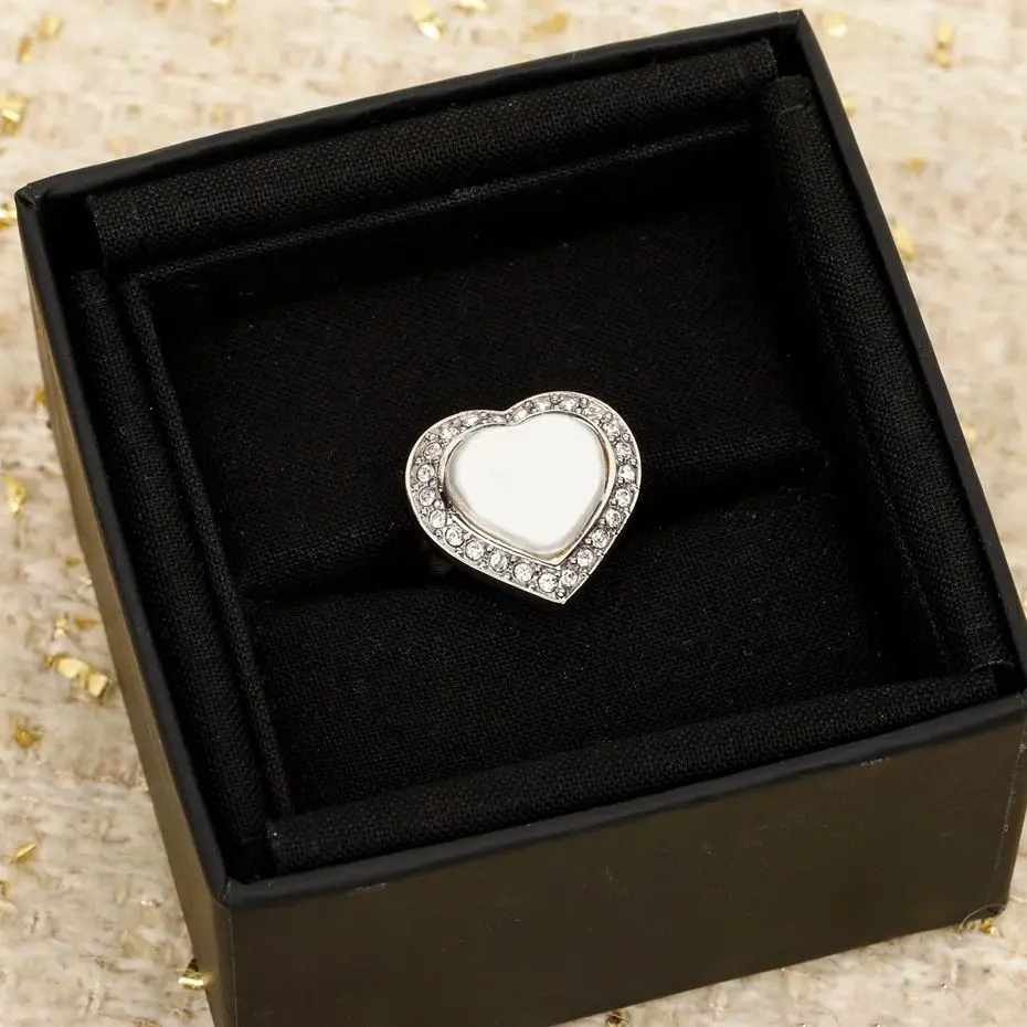 

Женское кольцо с жемчугом и сердечком