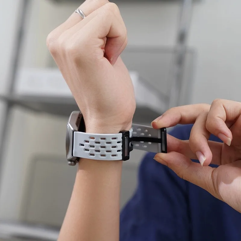 Versatile Silicone Strap with Magnetic Closure for Smartwatches - Available in Multiple Sizes