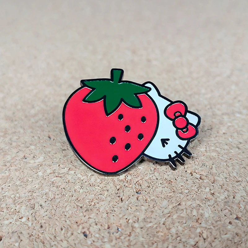 Sanrio Hello Kitty Spilla smaltata alla fragola Figure anime Spille per gatti Borsa Spilla Distintivi sullo zaino Regalo di gioielli decorativi
