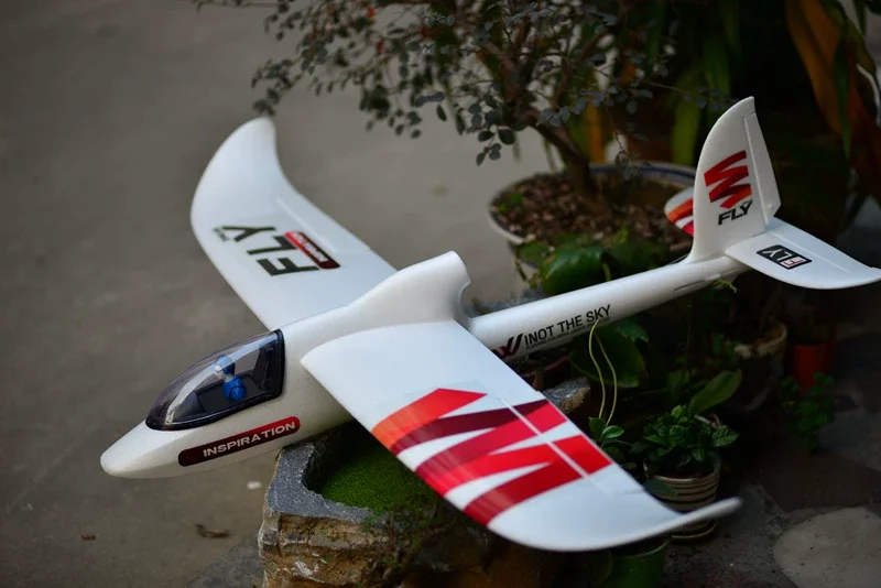 Détail des ailes du planeur RC volant à moteur avec les servos visibles, version ARF/RTF/PNP 2.4GHz.