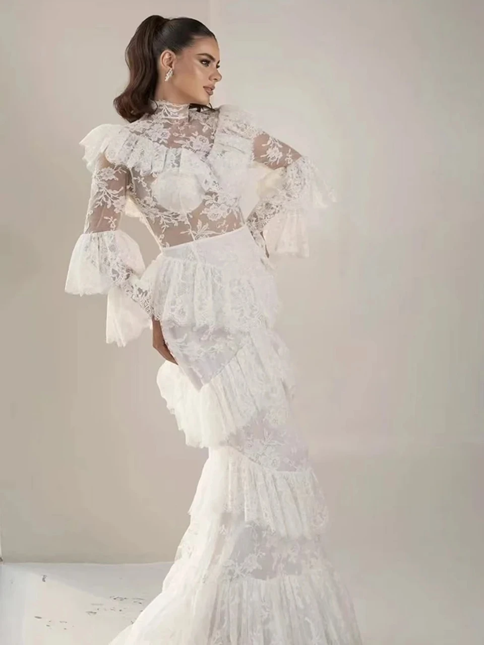 Maßgeschneiderte Elegante Weiße Spitzen-Meerjungfrauenkleider mit Hohem Kragen und Illusions-Design, Lange Ärmel, Abendkleider 2026, Glockenärmel-Partykleider – Detail 8