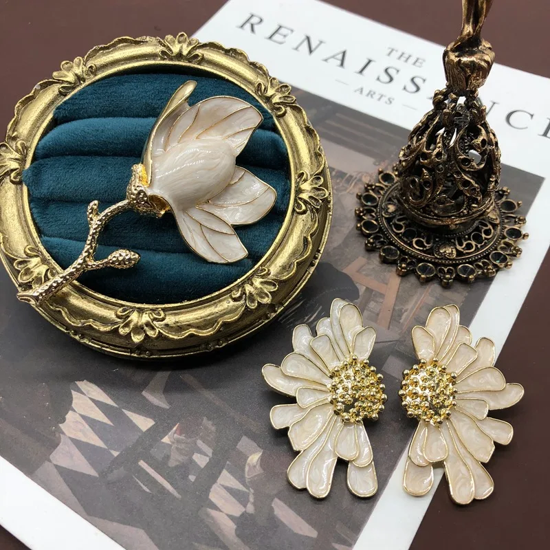 

White Flower Brooch Stud Earrings Stylish Vintage Three-dimensional Flower Corsage Pins Fashion Women Jewelry Set