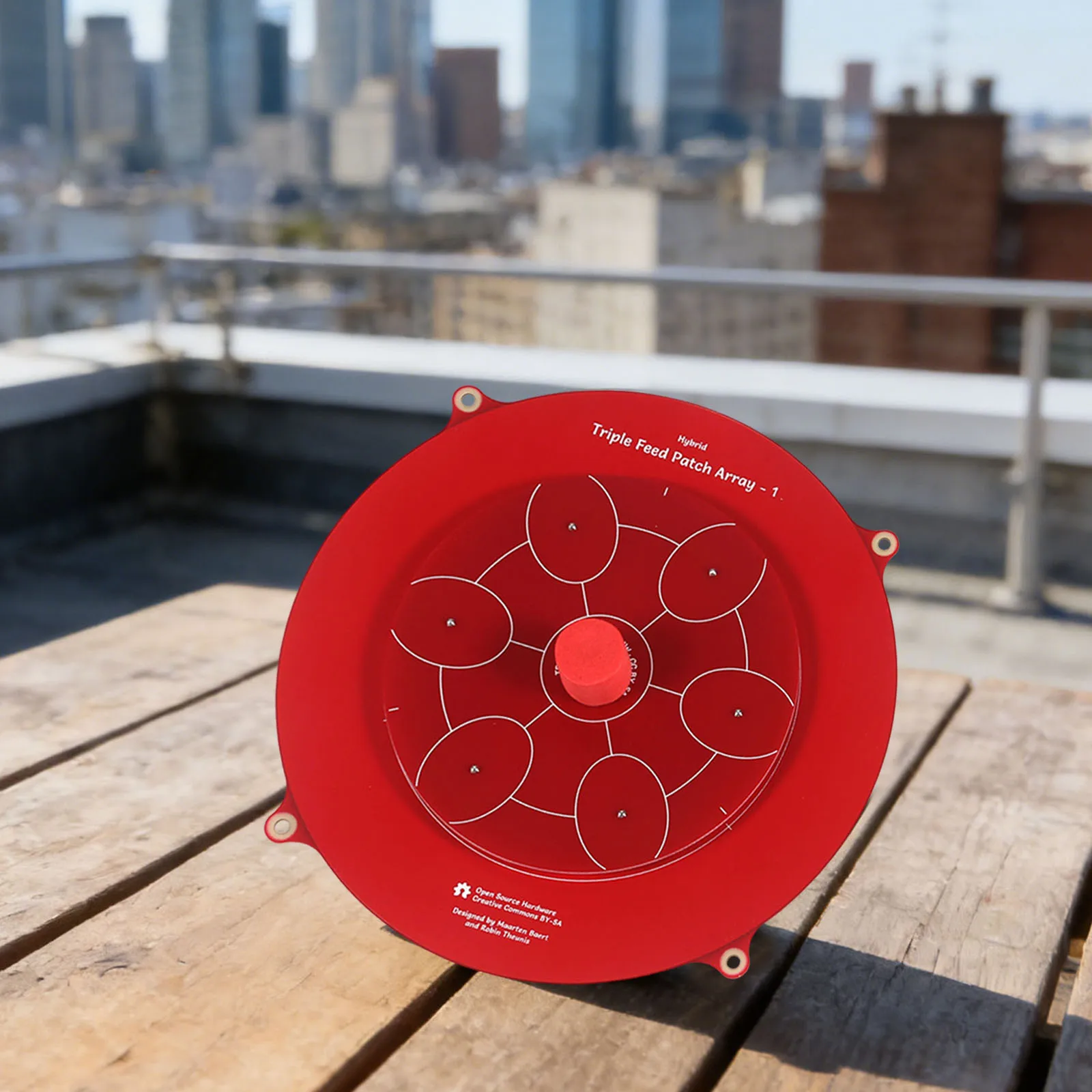 Antenne patch triple alimentation 5.8GHz gain élevé pour drone de course FPV, avec câble et connecteur visibles.