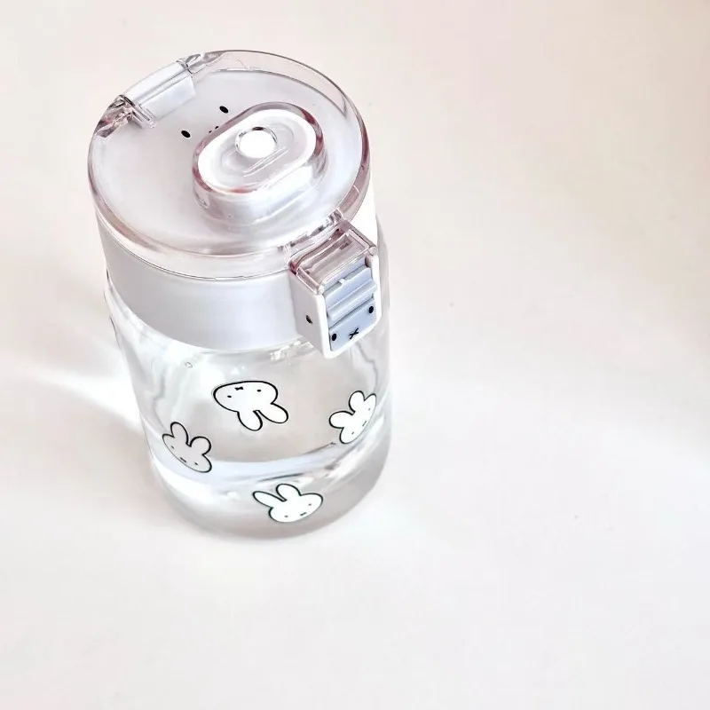 Kawaii Miffy Tragbarer Sommerbecher, würdig, hochästhetischer Kunststoffbecher für Mädchen ​ Reisemug mit kleinem Taschen ​ Pendelfreundlich ​ ​ – Detail 7