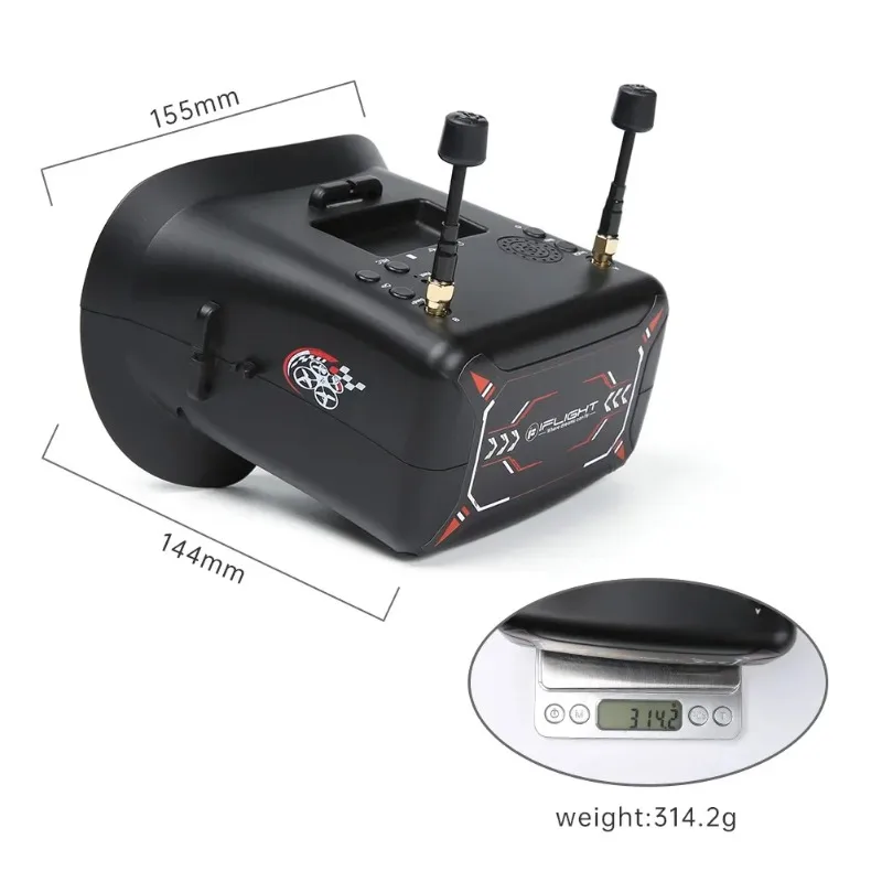 Utilisateur portant les lunettes FPV iFlight 4.3 pouces 40CH 5.8GHz avec batterie intégrée, prêt pour le vol FPV.