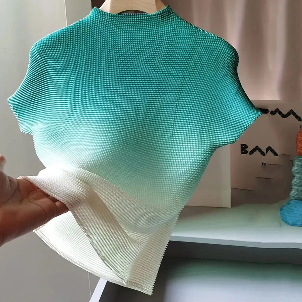 

Женская плиссированная футболка с воротником-стойкой и коротким рукавом