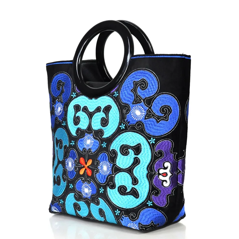 Рисунок 3 - Оригинальная индивидуальная женская сумка с вышивкой