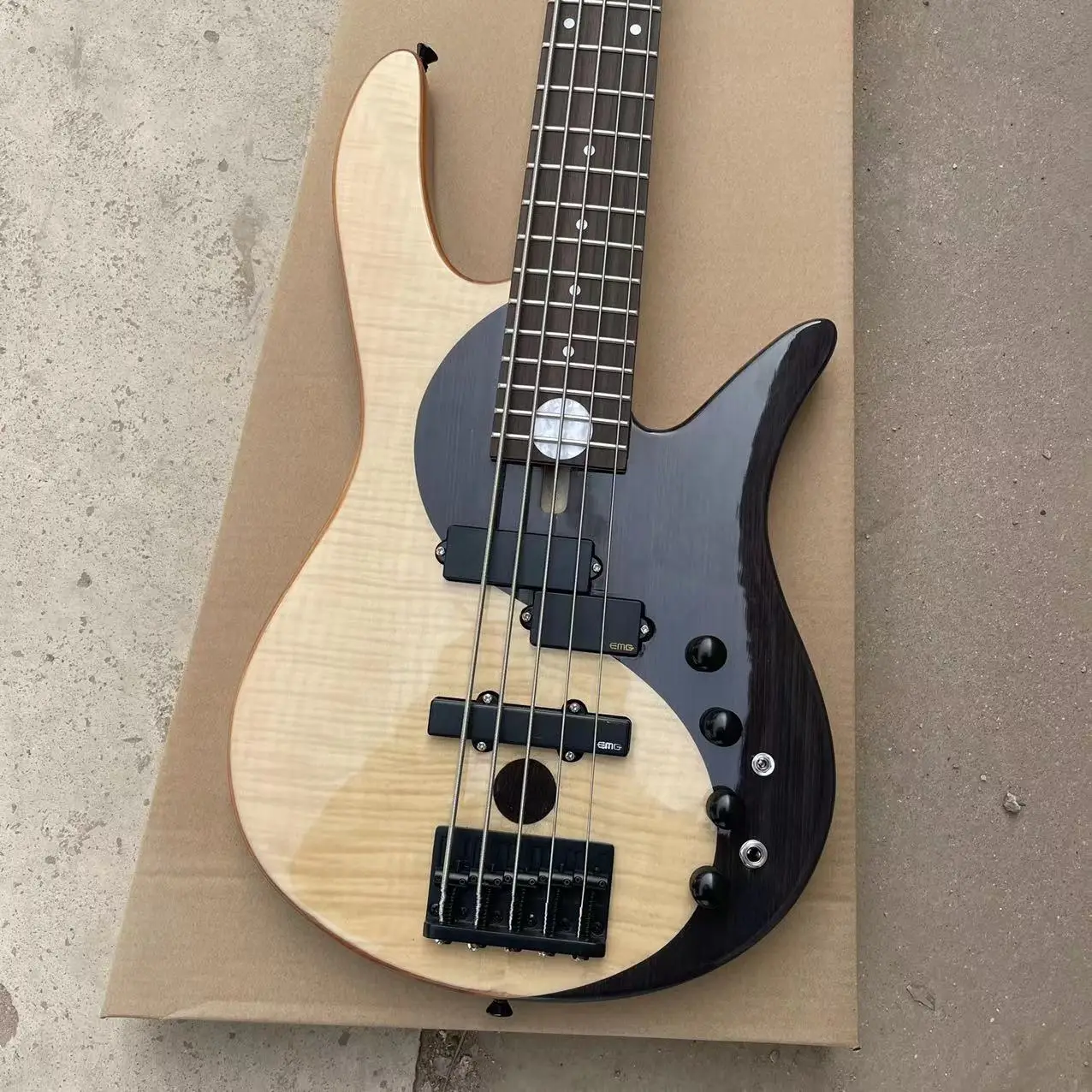 

5-string split electric bass, with no extremely high gloss in both yin and yang, can be switched between active and passive mode