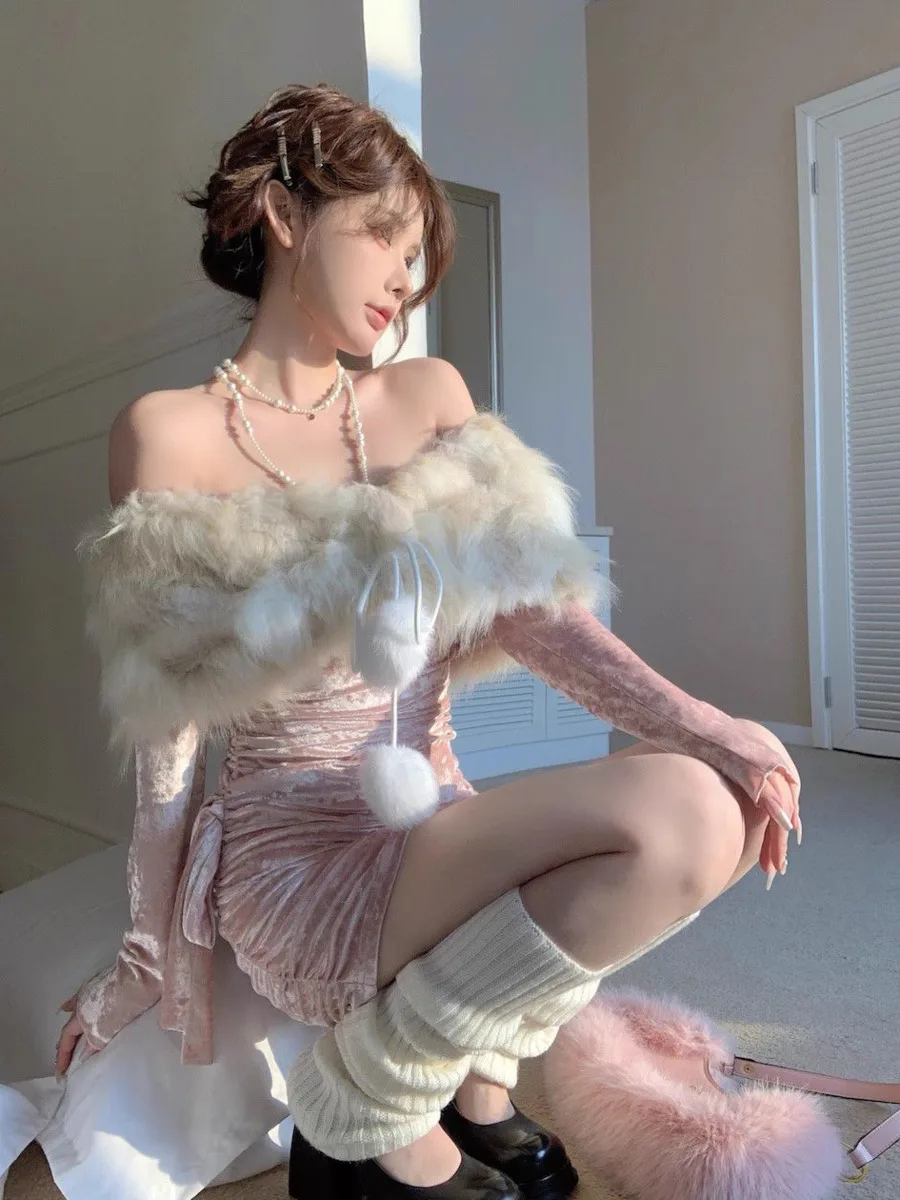 

Бархатное плиссированное платье с длинным рукавом и меховым воротником