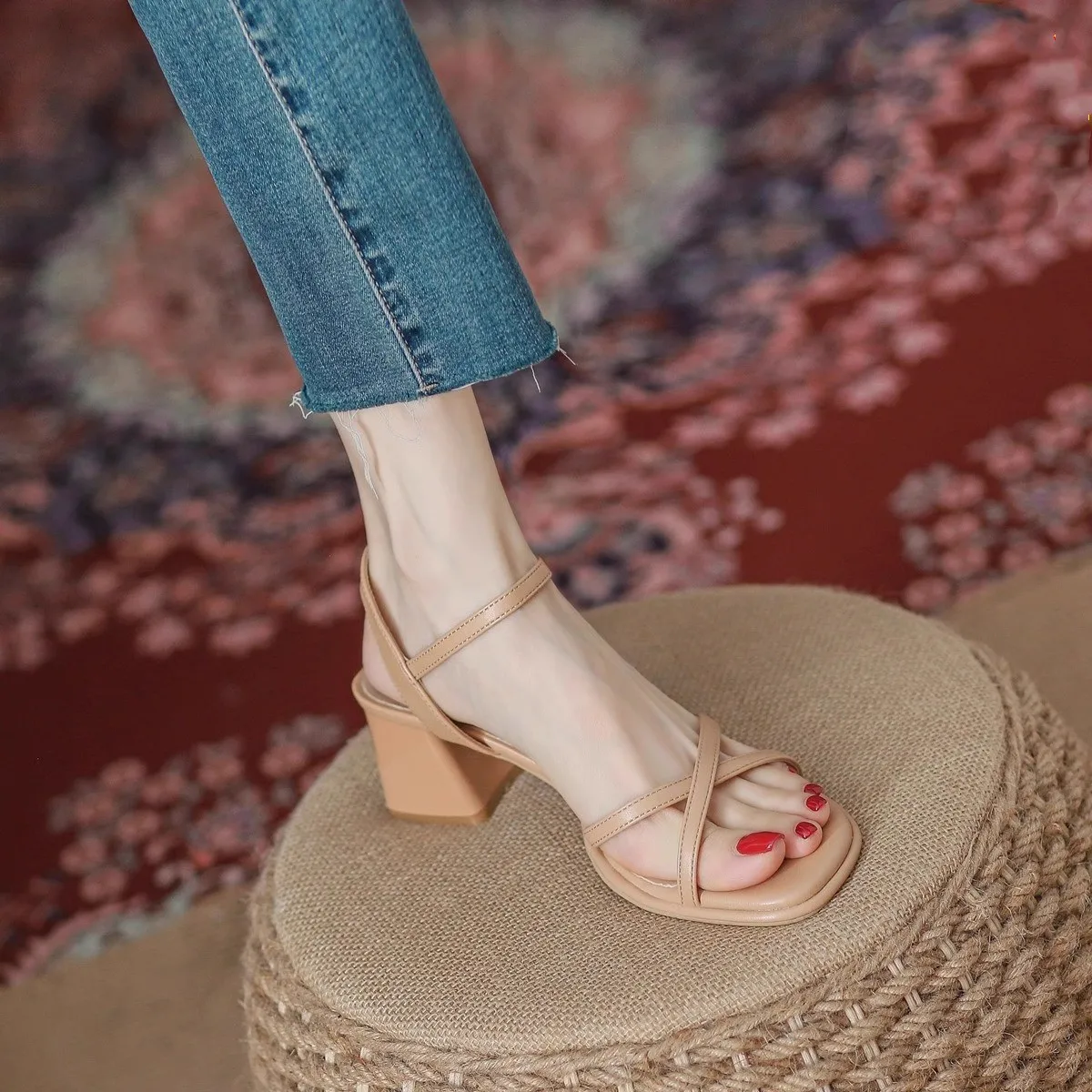 صندل نسائي أنيق بحزام رفيع