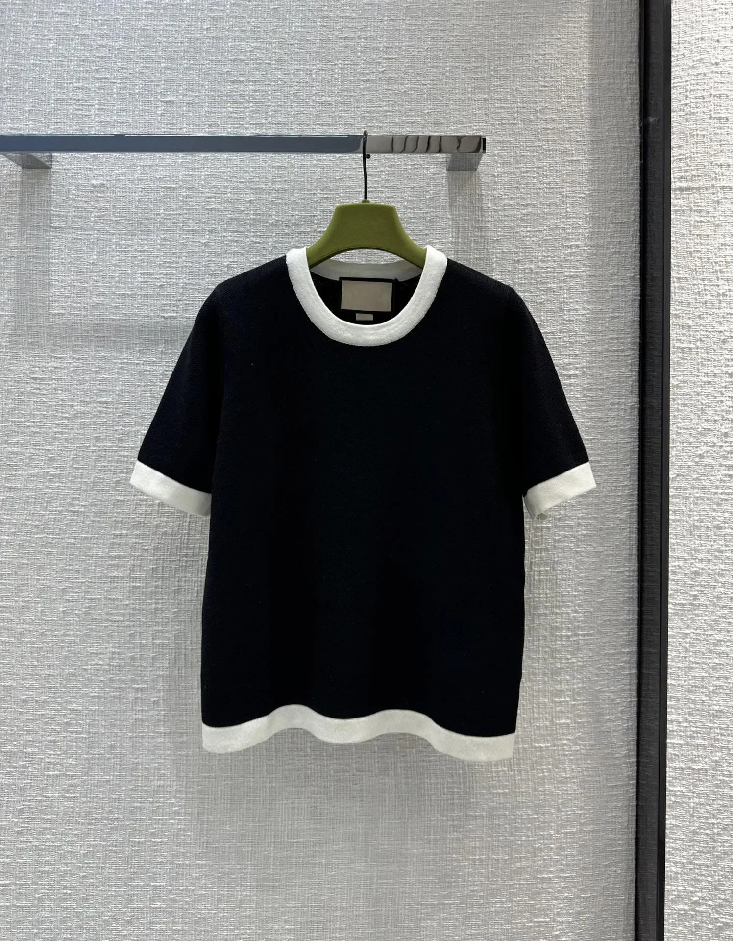 

2023 Short-sleeved knitted shirt, vintage color clash with edge, classic round neck version of the upper body huge slimming