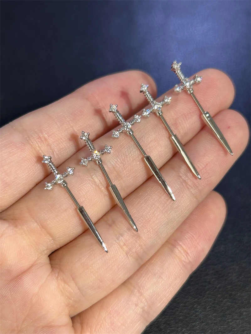 Love Wings Cross Orecchino - Dettagio zirconi