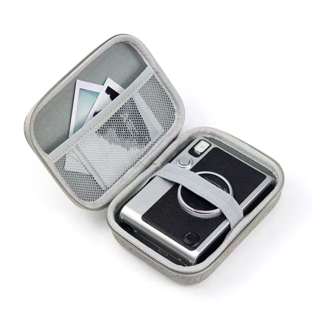 Étui rigide EVA pour appareil photo posé sur une table, vue latérale montrant son design compact