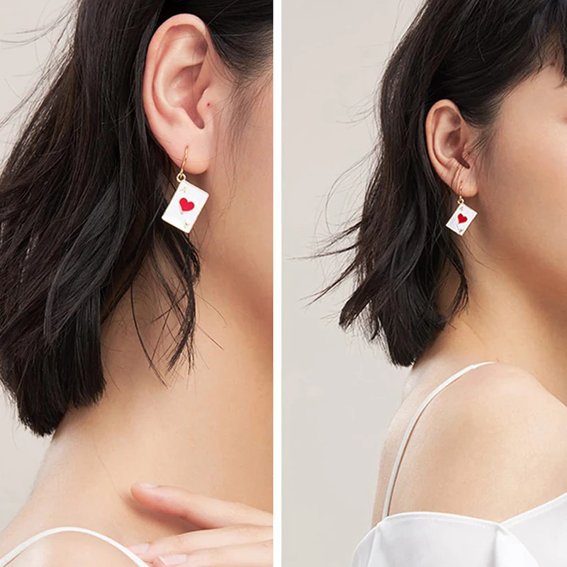 Asimétrico Poker Card Clock Poker Pendientes Colgantes Chic Corazón Rojo Ace Esmalte Chapado En Oro Naipes Conejo Despertador Pendientes De Gota, Metal