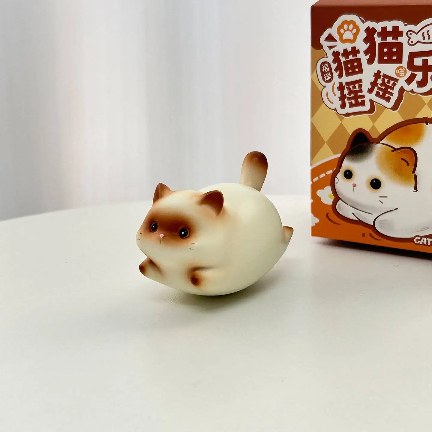 귀여운 고양이 데스크탑 장식품 스트레스 해소 사무실 장식 거실 입구 장식 창의적인 힐링 작은 장식품 레진 소재