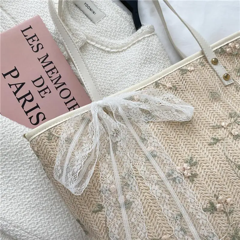 Borsa tote in paglia intrecciata con ricamo floreale e dettaglio fiocco in pizzo, perfetta per il pendolarismo quotidiano, gite in spiaggia e shopping - immagine 3