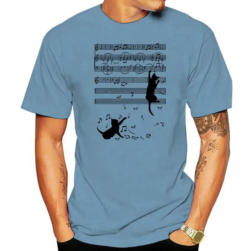 

Белая футболка с кошками, играющими с персоналом музыкальных заметок