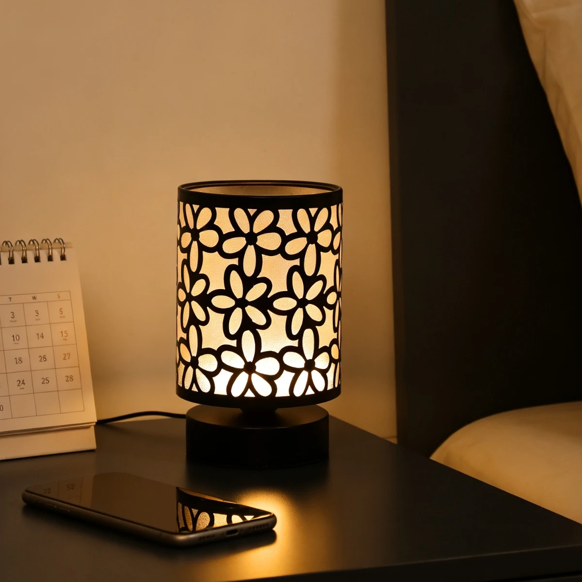 1pcHollow out 디자인의 따뜻한 색상의 LED 책상 램프, USB 전원 공급, 거실, 파티, 침실의 장식 조명에 사용됩니다.