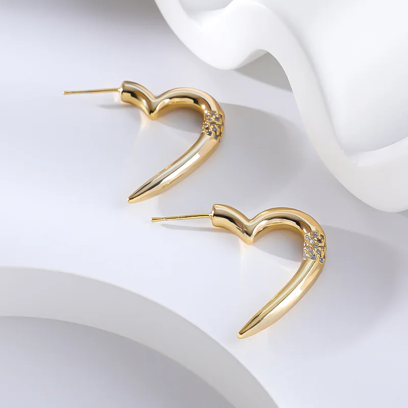 

Simple Fashion Copper Plated 18k Gold Premium Feeling Heart Earrings Women's Charming Zirconia Jewellery Gift