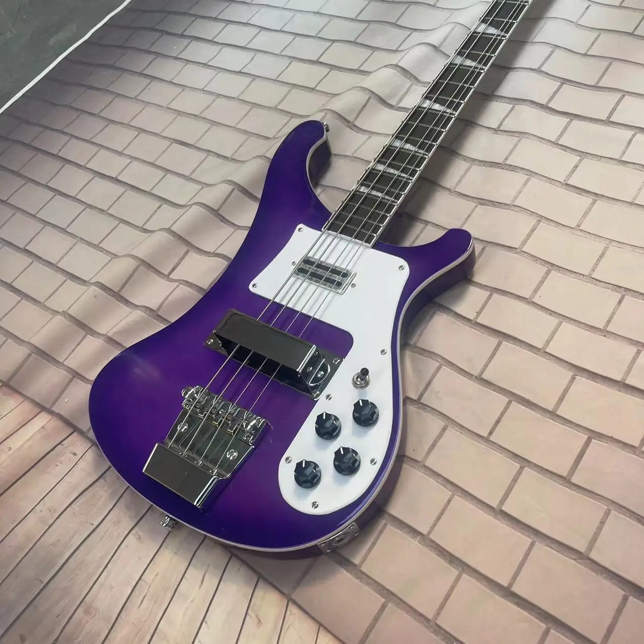

4-струнный Встроенный электрический бас Rickenbacker, прозрачный фиолетовый корпус, с высоким блеском, фингерборд из розового дерева, клен