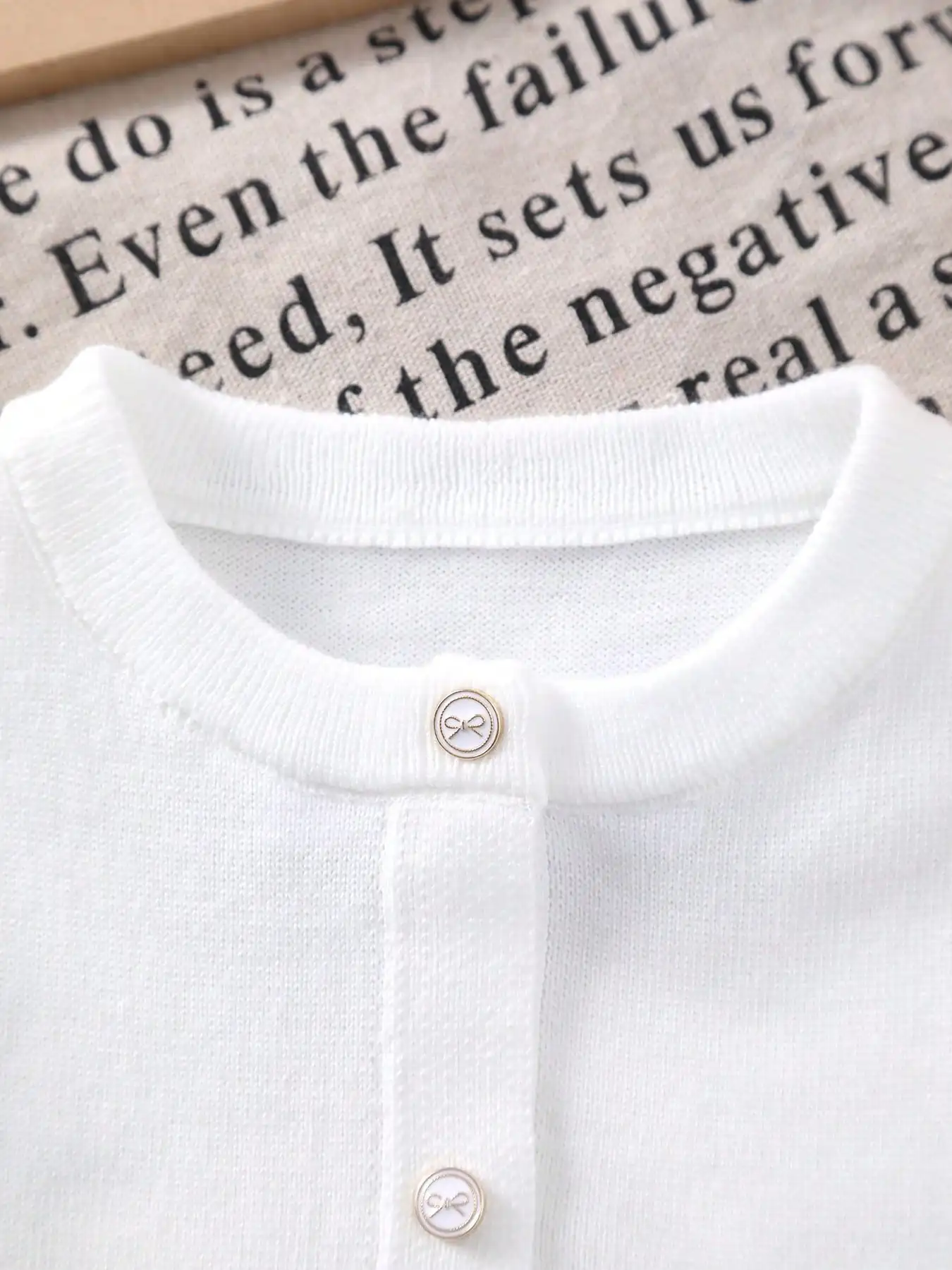 귀여운 퍼프 소매와 버튼 리본 패턴 디자인의 여아용 니트 라운드넥 상의, 우아하고 로맨틱한 스타일