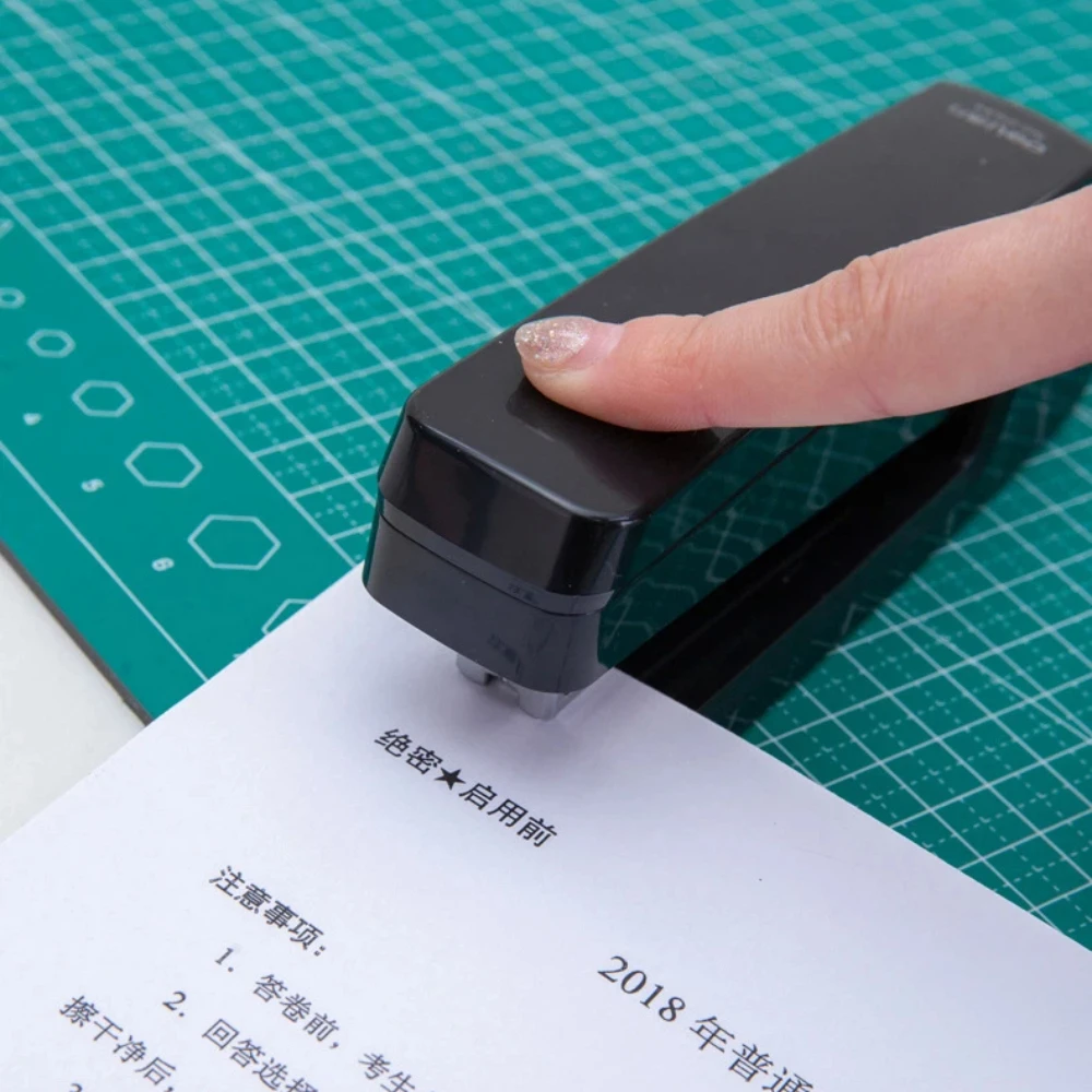 360도 회전하는 수동 데스크탑 스테이플러, 비즈니스 사무실에서 다기능으로 사용 가능합니다. 최대 25장까지 스테이플링할 수 있습니다.