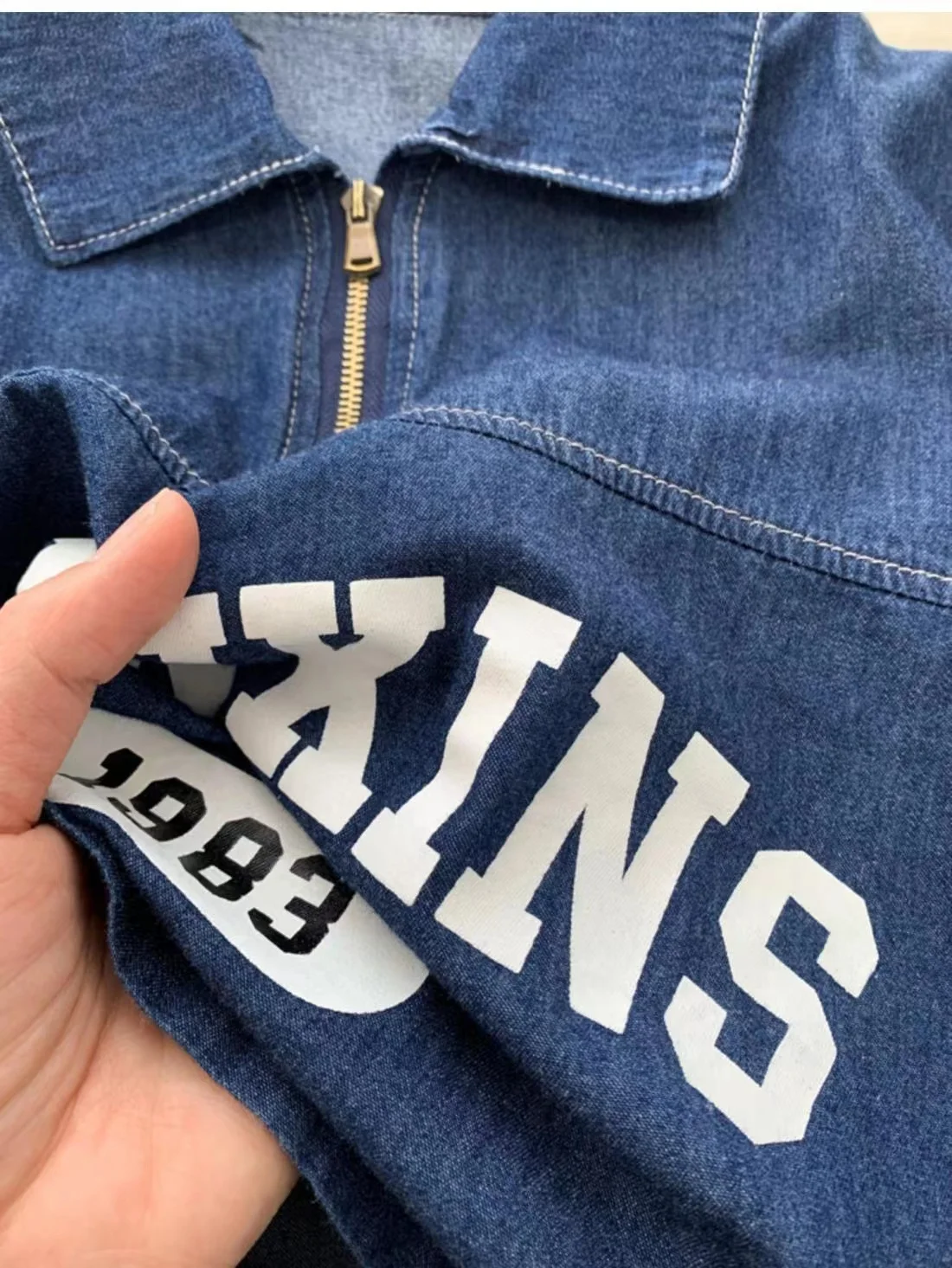 Completo di abbigliamento per bambini completo di jeans 2024 vestito di jeans Casual estivo da ragazzo con stampa di lettere Top + pantaloncini vestito Casual a due pezzi