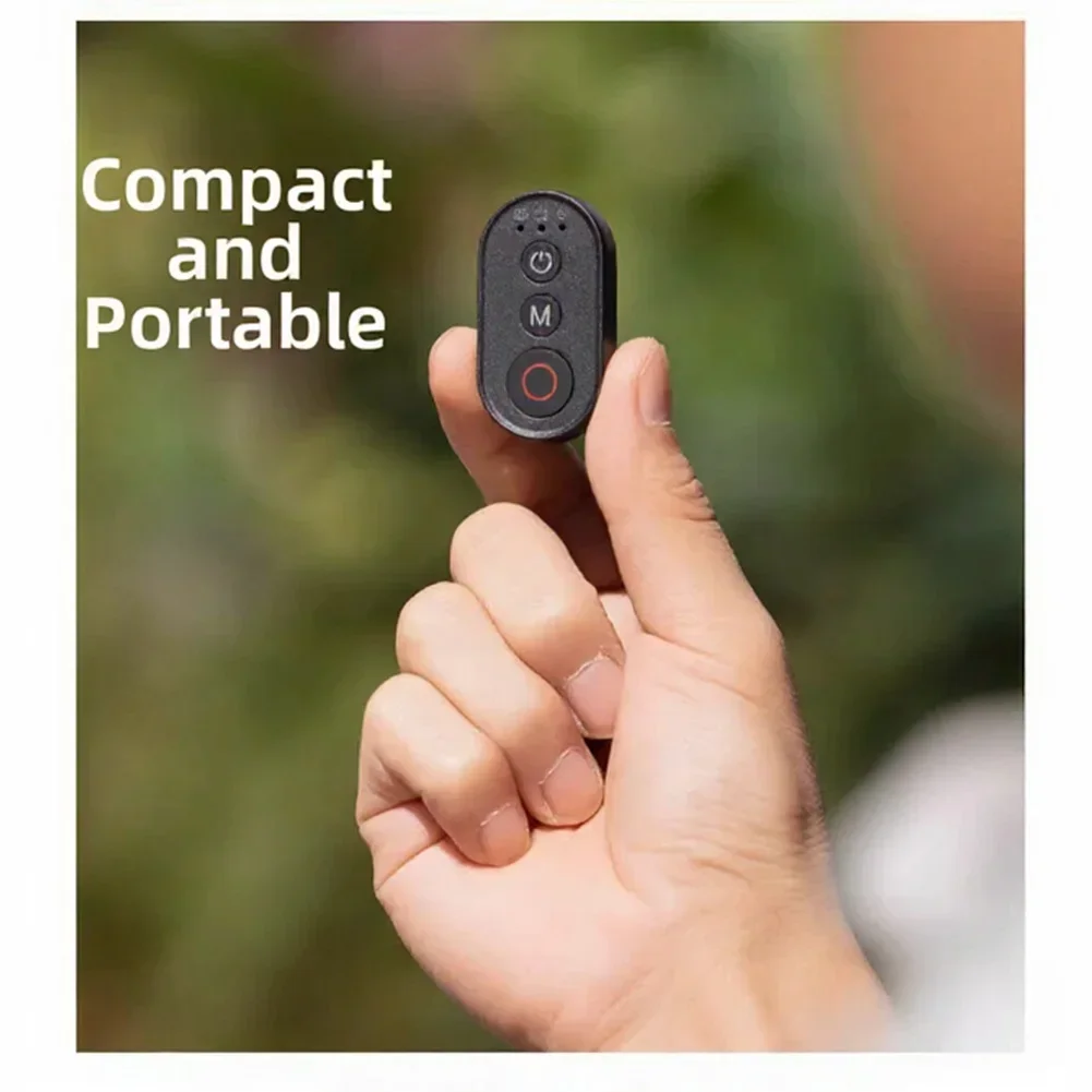 Télécommande Bluetooth pour caméra d'action fixée au guidon d'un vélo, prête pour l'aventure.