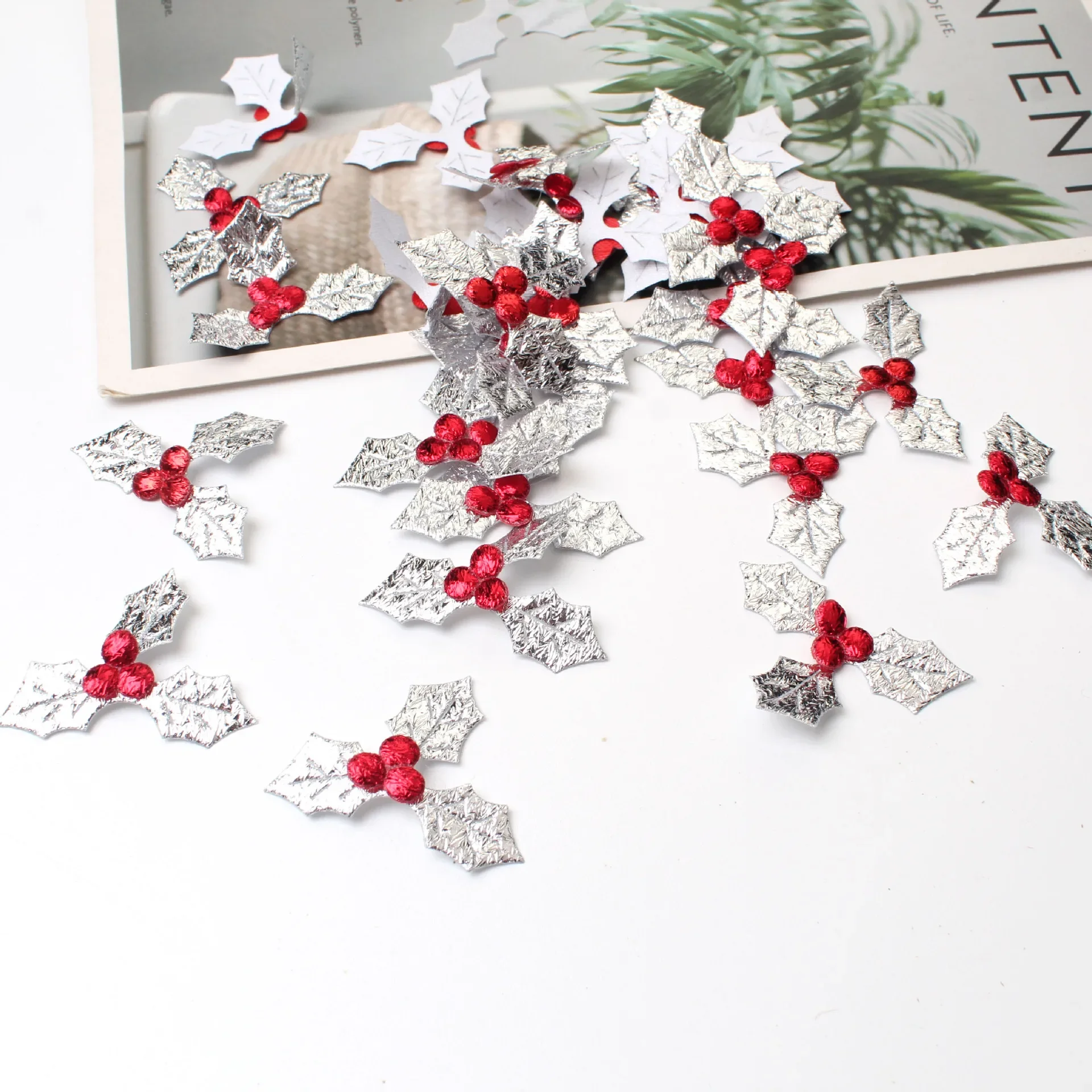 100pcs Trianglered fruits Christmas green leaves Christmas crafts gifts decorations DIY handmade accessories Christmas paper scraps christmas decorations