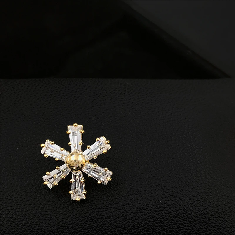 Black Snowflake Brooch Women's Anti-Exposure Buckle Decorative Collar Pins Suit Neckline Corsage Accessories Small Jewelry 5533