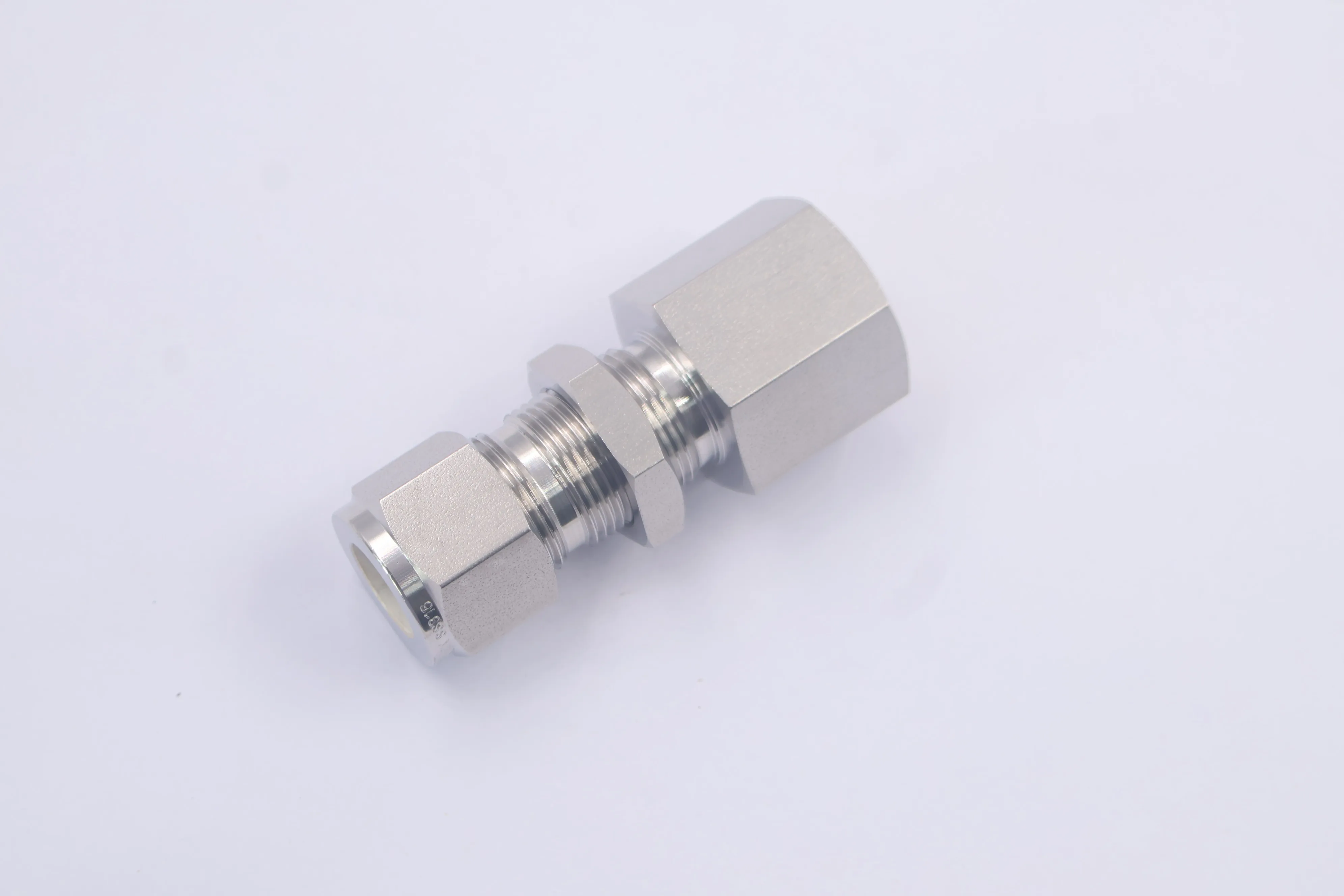 SS-810-71-8, Tube Fitting, Bulkhead Female Connector, 1/2 in. Tube OD x 1/2 in. Female NPT, Can Combination with Swagelok