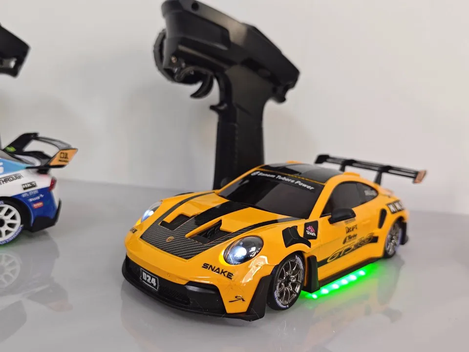 자이로 버전 SDSTAR RC 드리프트 카 1:24 스케일 4WD D24 풀 프로포셔널 컨트롤 두 세트의 휠 전문가용 원격 제어 장난감