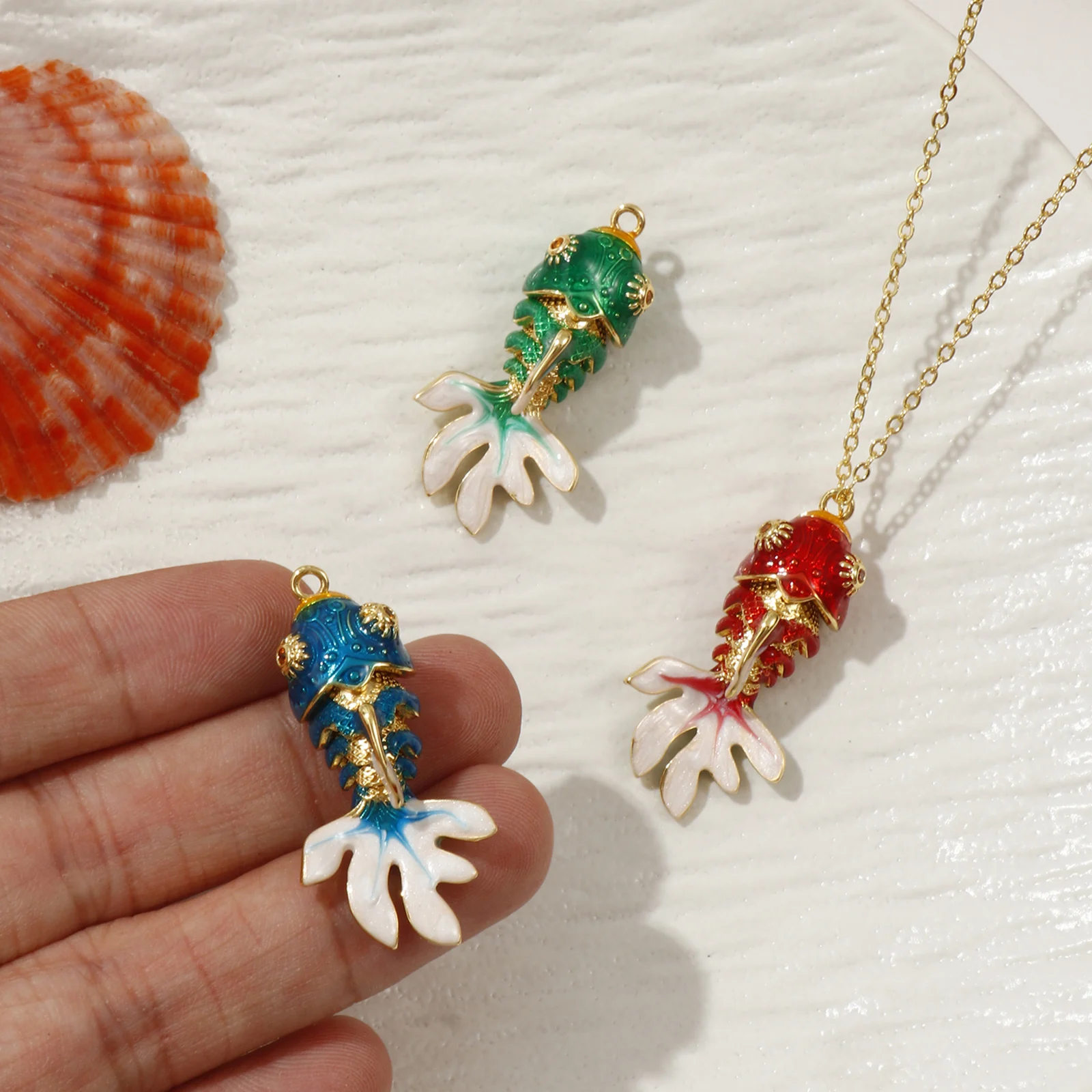 真鍮製オーシャンジュエリー可動金魚ペンダント1個、18Kゴールドメッキ