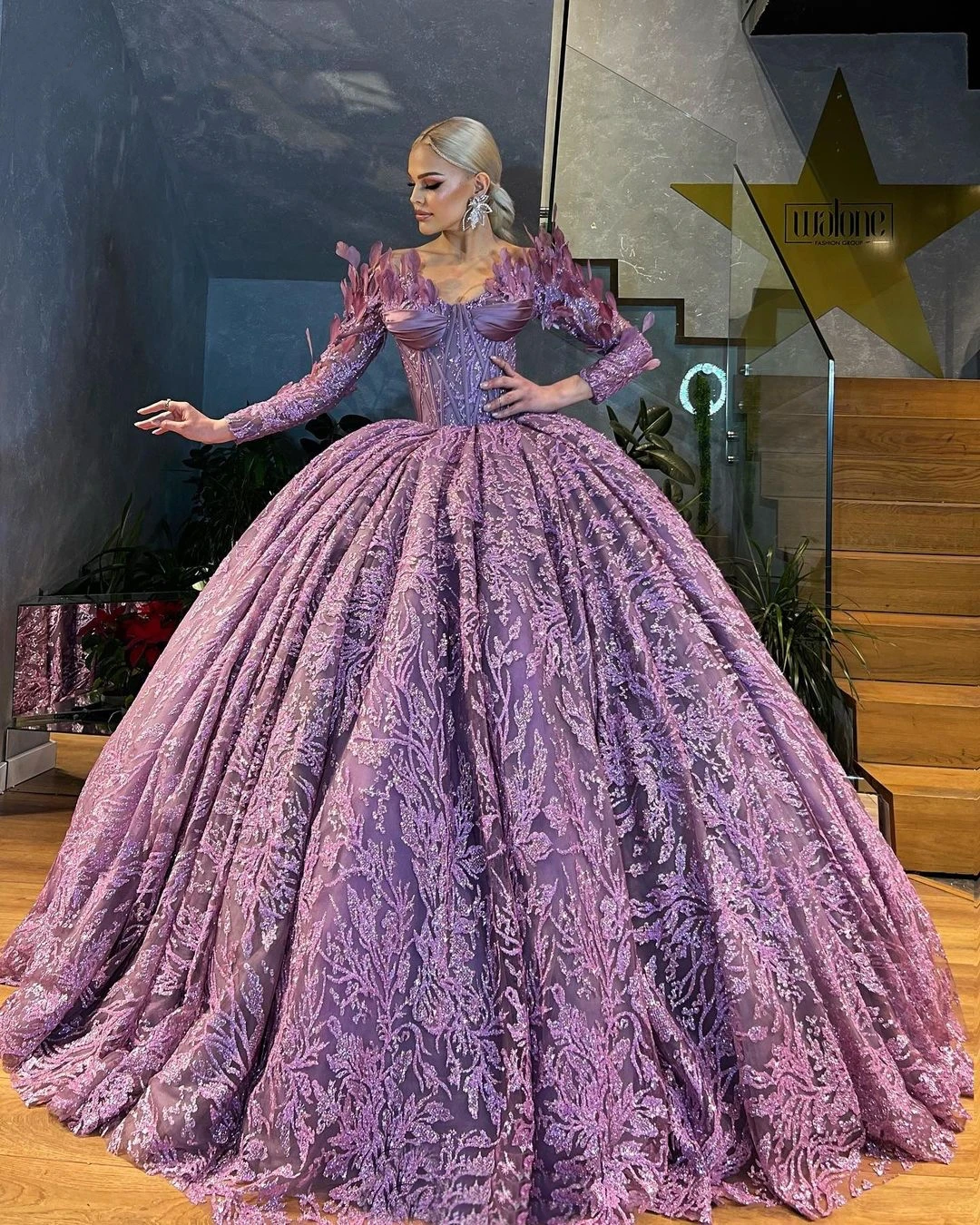 

Dubai Purple Wedding Dress Applique Feather Off Shoulder Bridal Ball Gowns Long Sleeves Custom Made Vestido De Novia