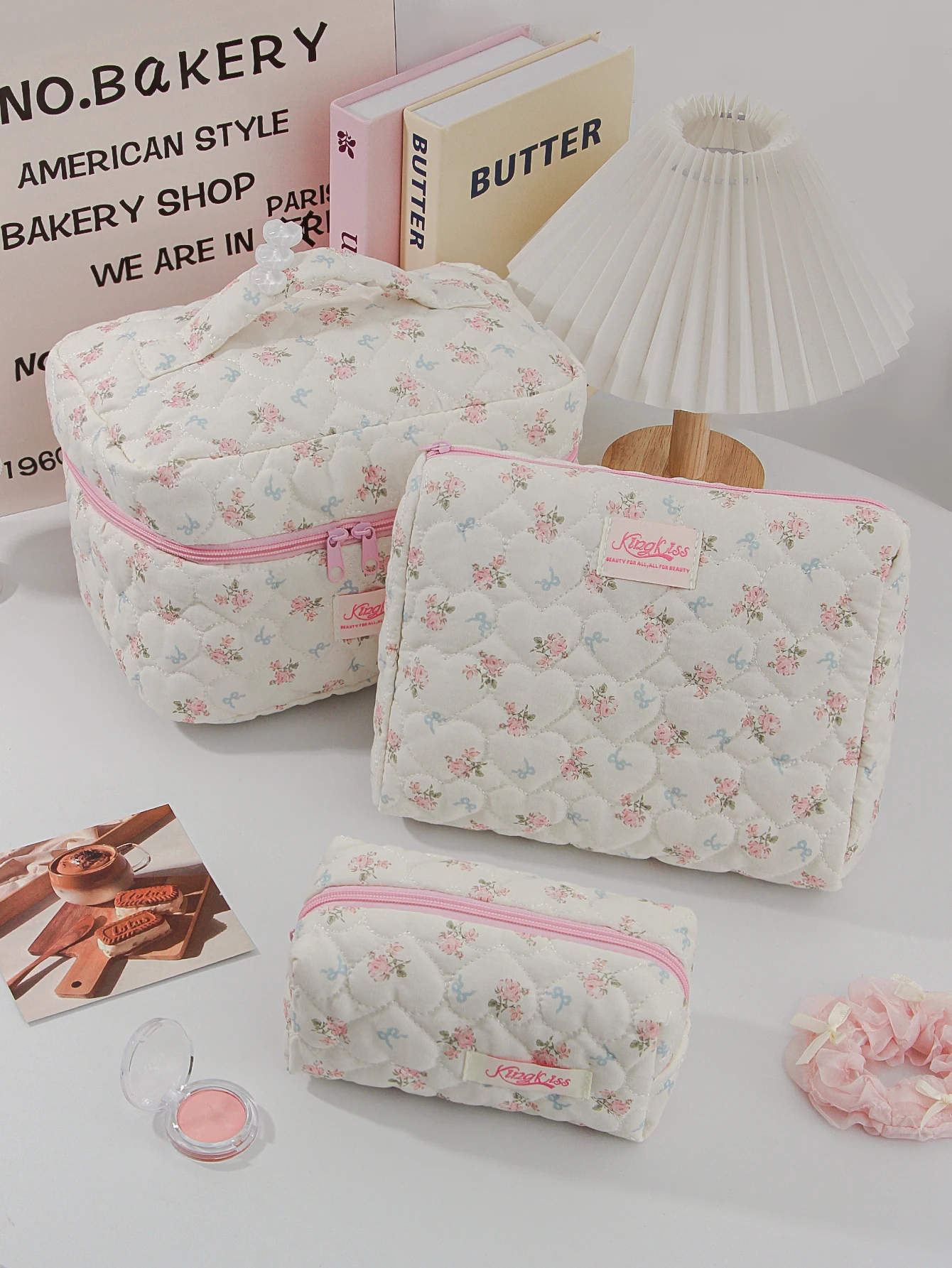1 Stück/Set gesteppte Make-up-Tasche mit blauer Schleife und Blume, unverzichtbare Reise-Make-up-Tasche, Make-up-Tasche zur Aufbewahrung täglicher Toilettenartikel