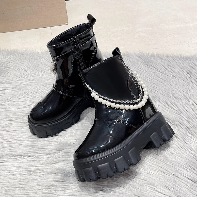 

Сапоги женские из лакированной кожи, полиуретановые, на плоской платформе, в стиле панк, подъемники с металлической цепочкой и бусинами, с сетчатой подкладкой и боковой молнией