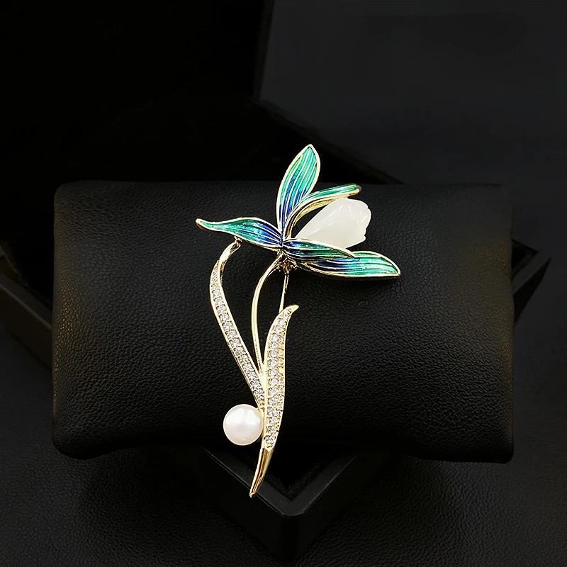 

Unique Design Magnolia Flower Brooch Luxury Women Suit Neckline Enamel Pin Fixed Clothes Decoration Ornament Pearl Jewelry 5088