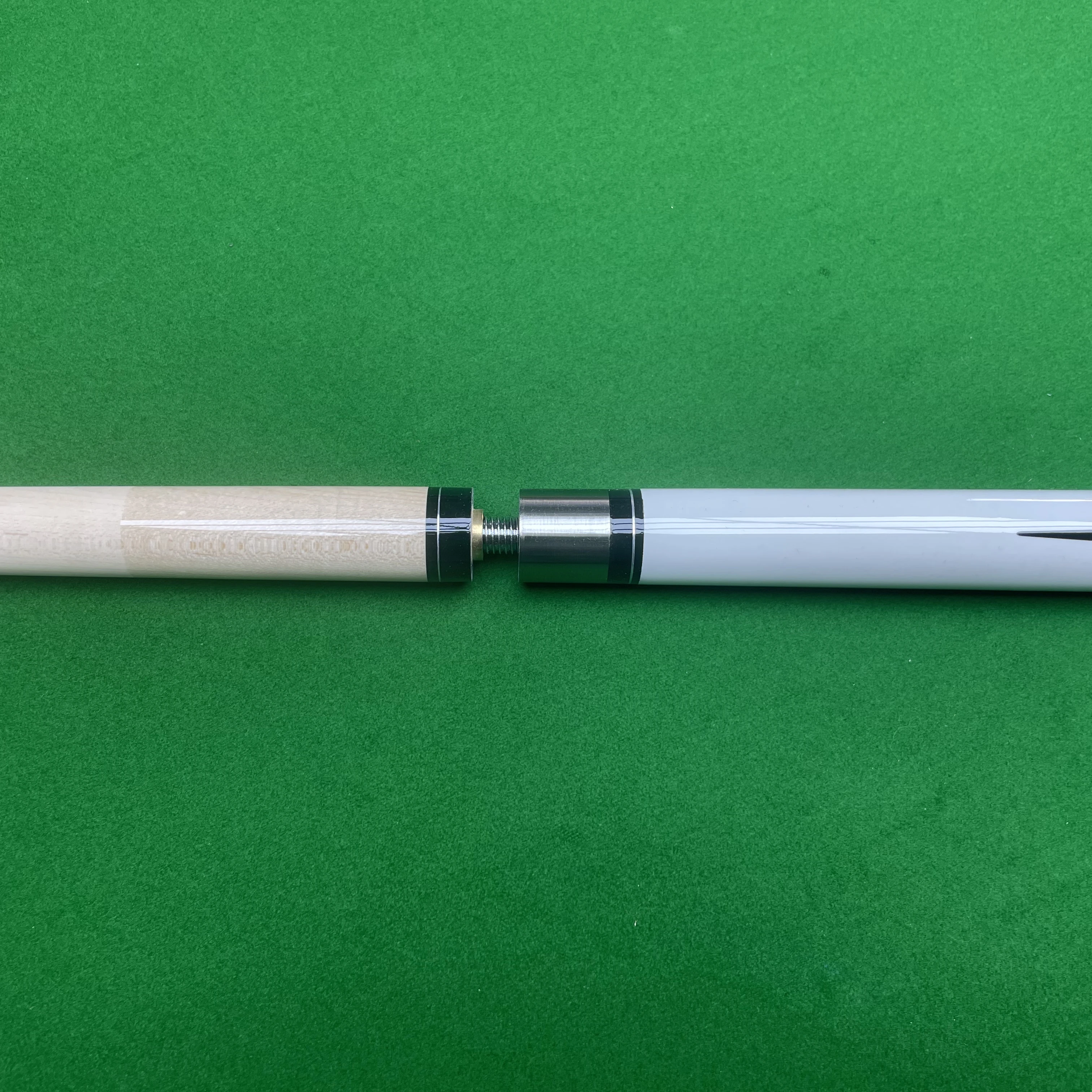 Maple Pool Cue 13mm Tip Bee Pattern Elements Portable Design Includes Case Ideal for 9 Ball and Carom Billiards