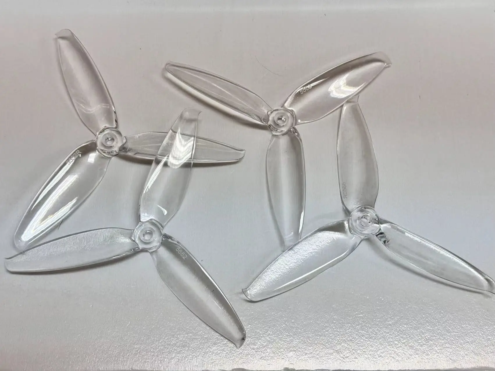 2 Paar 5 Farben Gemfan 5552 5.5x5.2 FPV PC 3 Propeller Propellerblätter CW CCW mit Durchgangsschaft für Spezialmotor 2407 – Detail 3