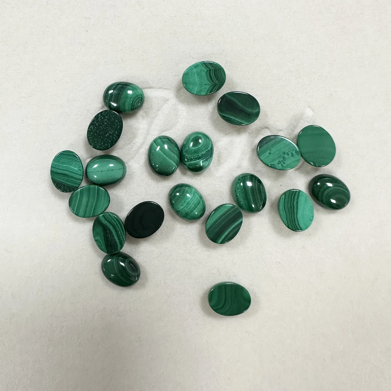 Factory Bohemian Malachite Oval Cabochon Vivid Green Natural Gemstone For Ring Earring Necklace Healing Jewelry Making