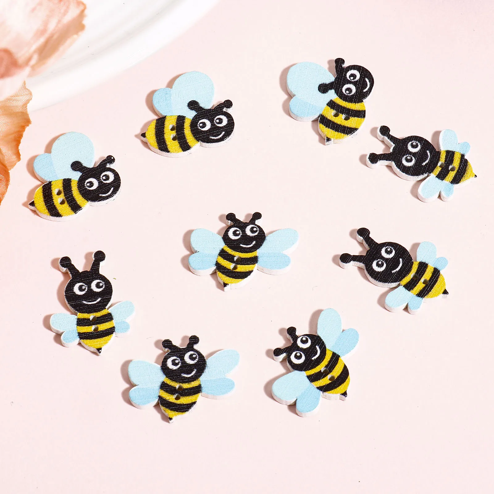 50 szt. Mixed Cartoon Bee drewniane guziki 2 otwory Cute Bee guziki do Diy odzież Scrapbooking, rzemiosło akcesoria do szycia losowo