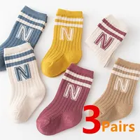 3 Paar Socken mit Streifen und Buchstabe N
