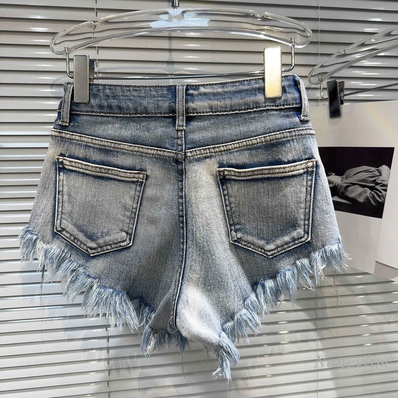 2024 Summer New Niche Hot Girl Beveled Raw Edge Distressed Washed Gradient Three Points Denim Shorts for Women Street Hot Pants