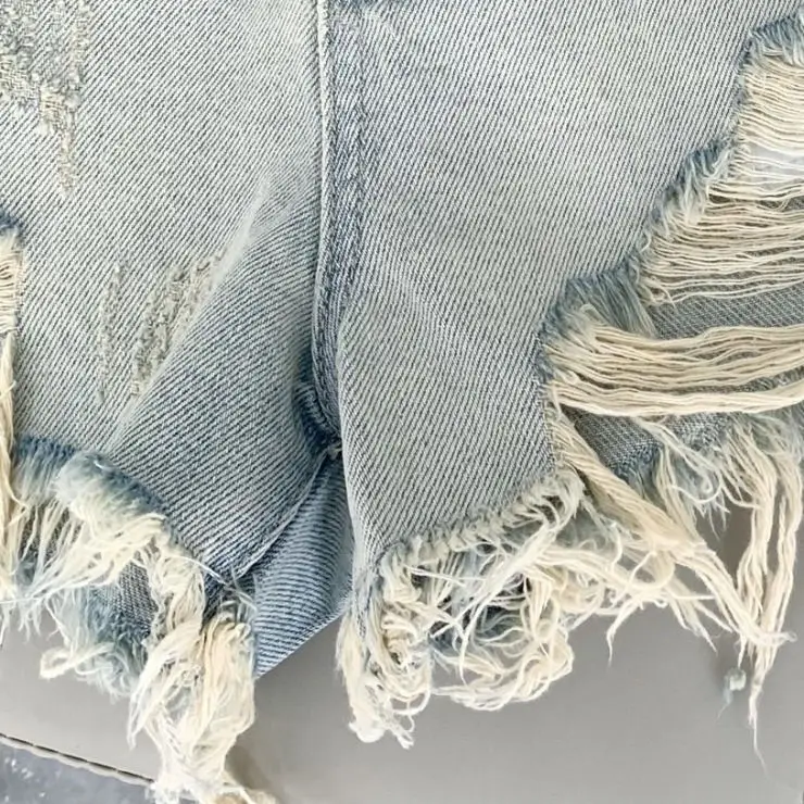 Рисунок 4 - Пряные джинсовые шорты для девушек с потертостями